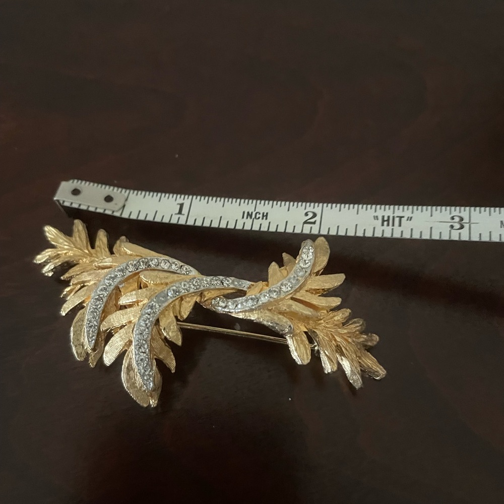 Vintage goldtone and rhinestone brooch